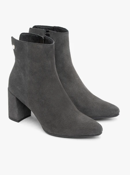 Graue Veloursstiefel mit Absatz