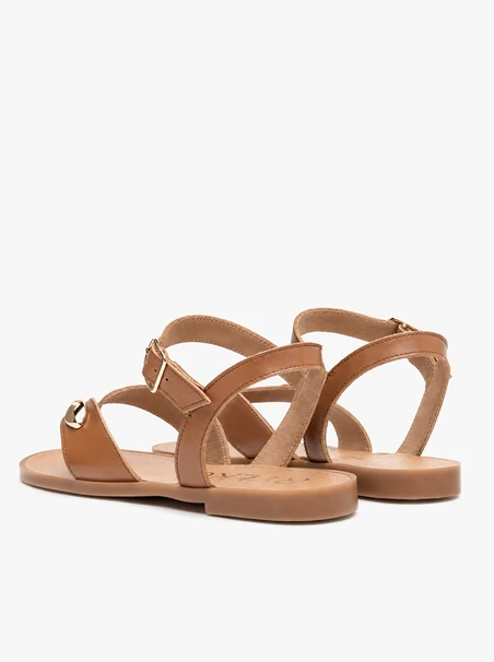 Braune Flip Flops mit Verzierung