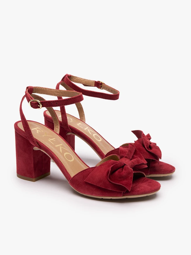Kastanienbraune Schleifen-Sandalen