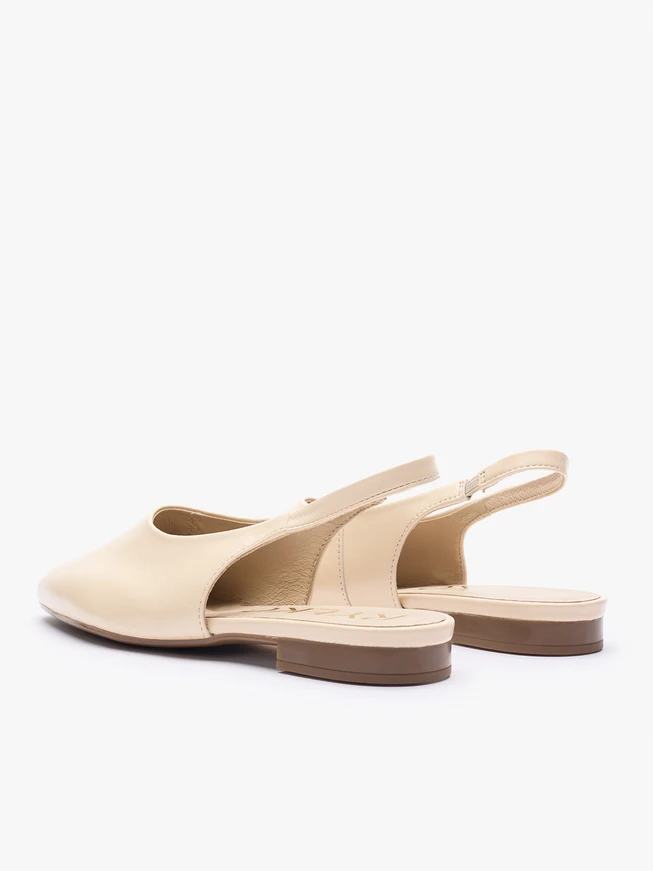 Cremefarbene Slingback-Pumps ohne Absatz