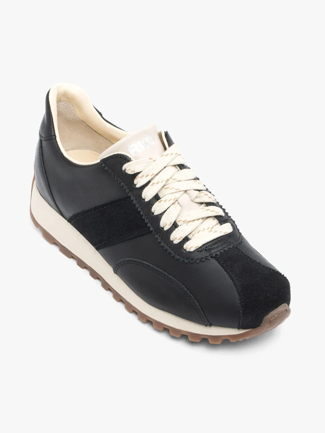 Schwarze Sporthalbschuhe