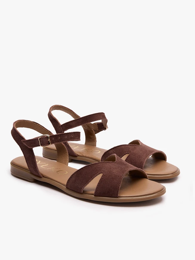 Flache Sandalen aus braunem Veloursleder