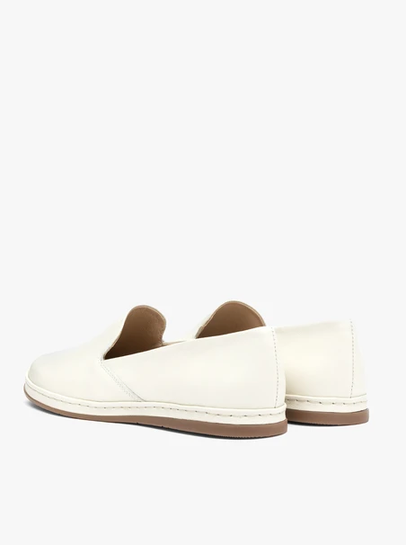 Mokassins aus genarbtem Leder in Creme und Weiß