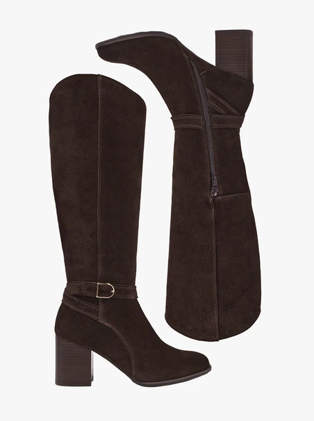 Dunkelbraune Stiefel mit Schnalle am Schaft