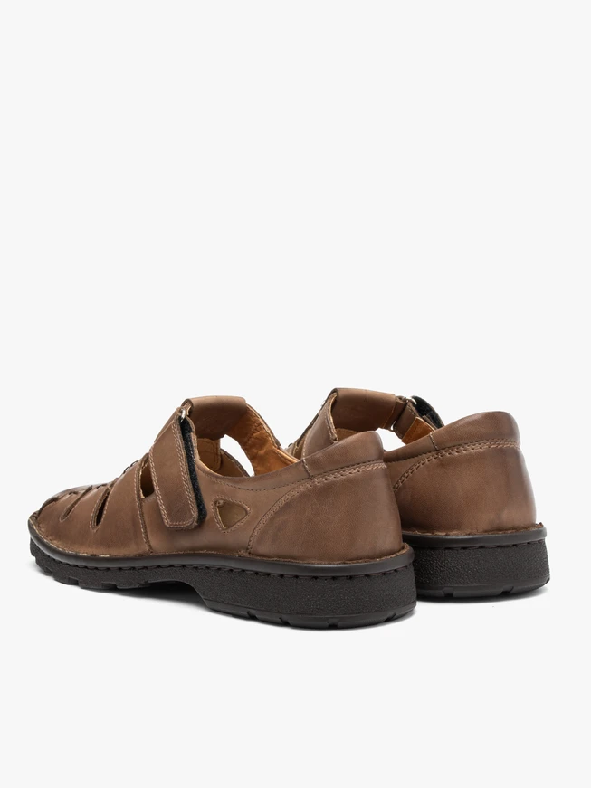 Hellbraune Sandalen aus genarbtem Leder