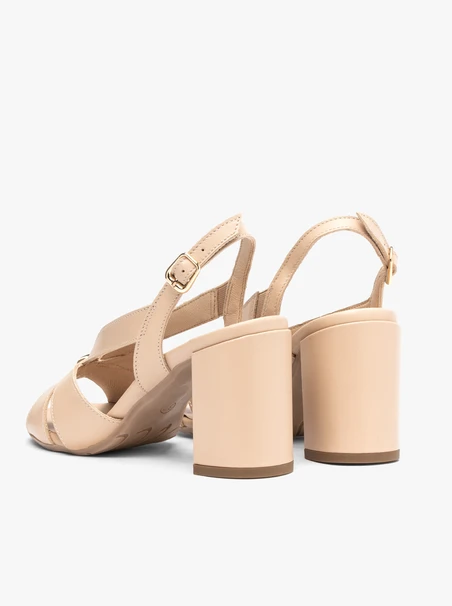 Beigefarbene Sandalen mit Absatz und Verzierung