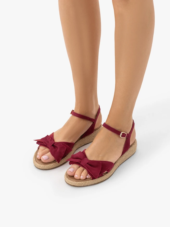 Kastanienbraune Schleifen-Sandalen