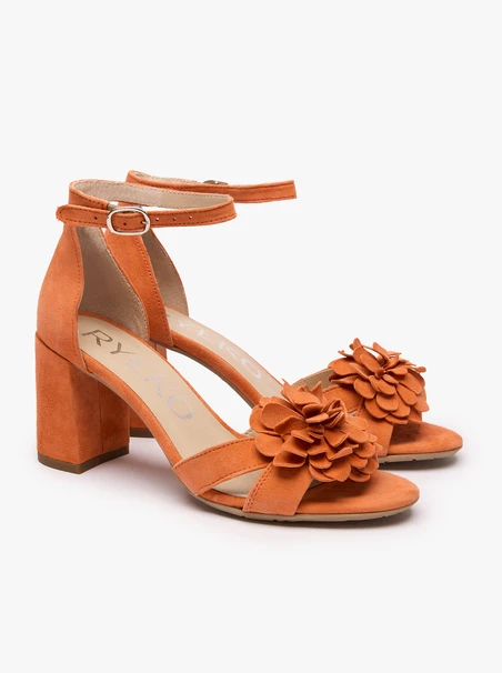 Orangefarbene Blumen-Sandalen mit Absatz