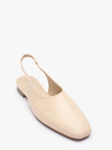 Cremefarbene Slingback-Pumps ohne Absatz