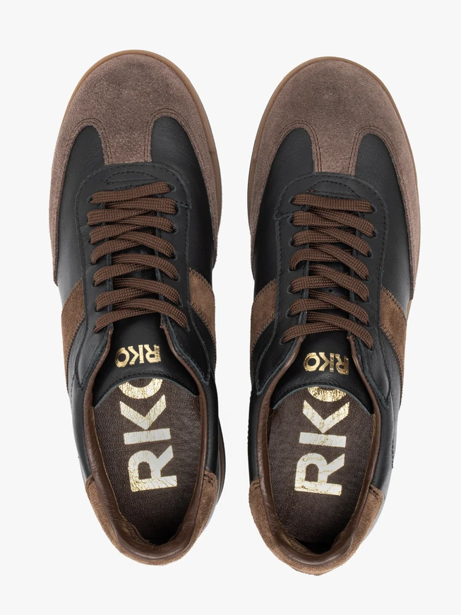 Schwarze und braune Sporthalbschuhe