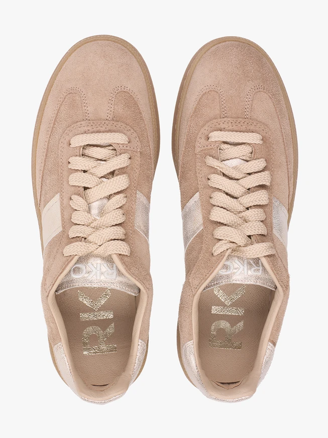 Sandfarbene Sportschuhe mit einem Platinstreifen