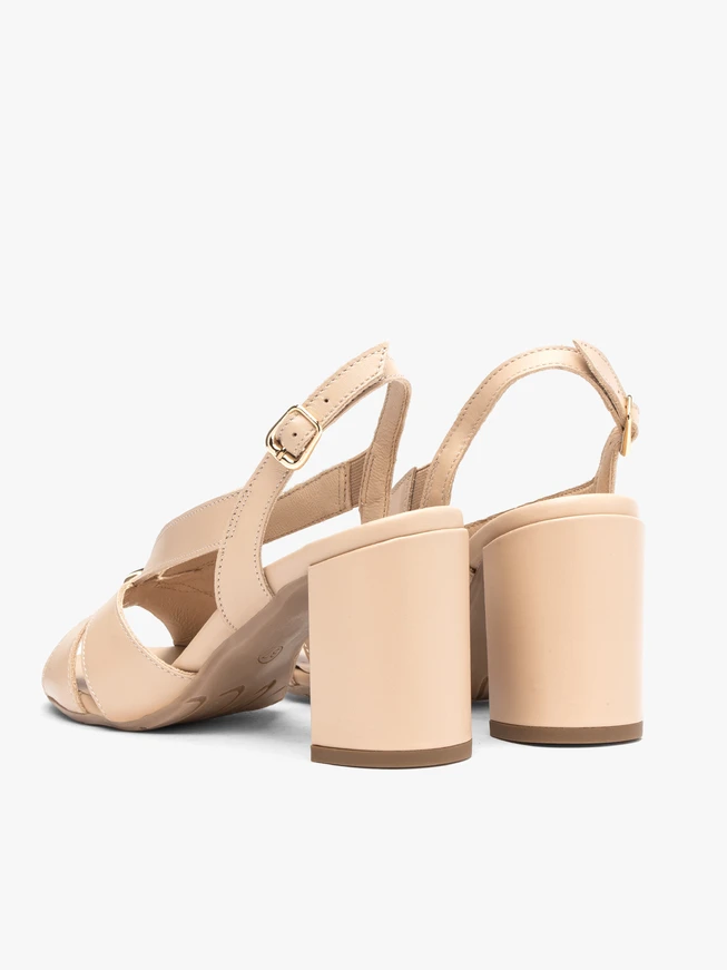 Beigefarbene Sandalen mit Absatz und Verzierung