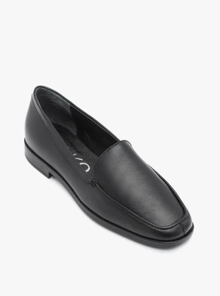 Schwarze klassische Mokassins aus genarbtem Leder