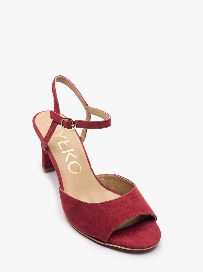 Kastanienbraune Sandalen mit Absatz