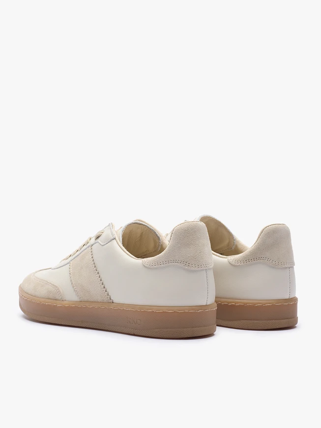 Cremefarbene Sporthalbschuhe zum Schnüren