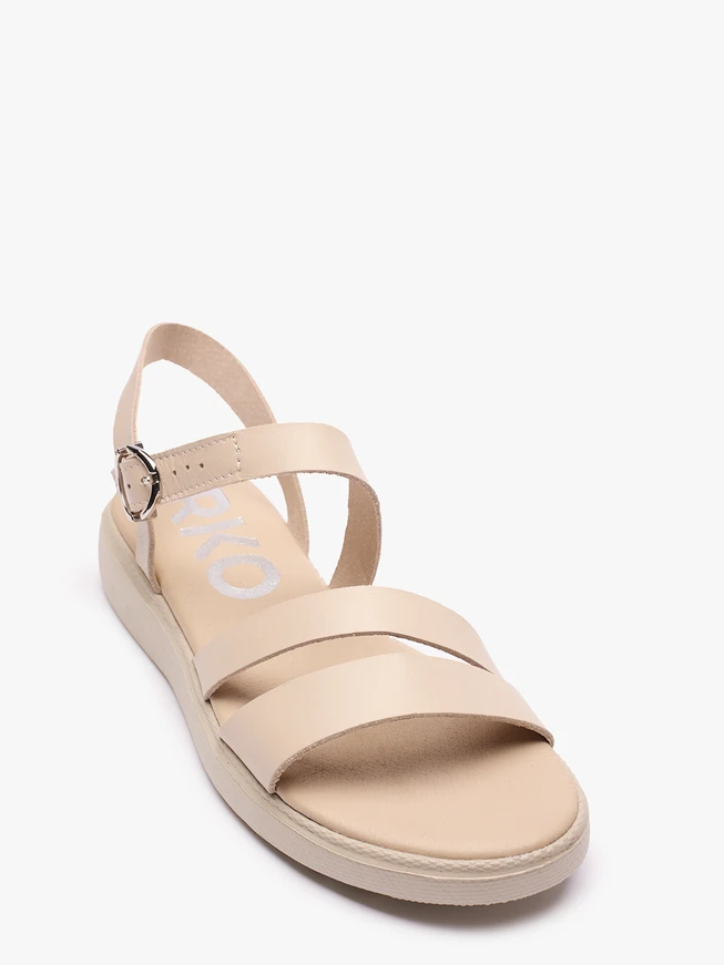 Cremefarbene Sandalen mit dickerem Boden