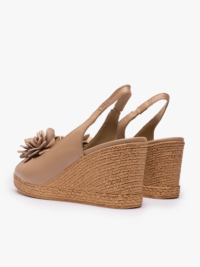 Beigefarbene Sandalen mit Blumenabsätzen