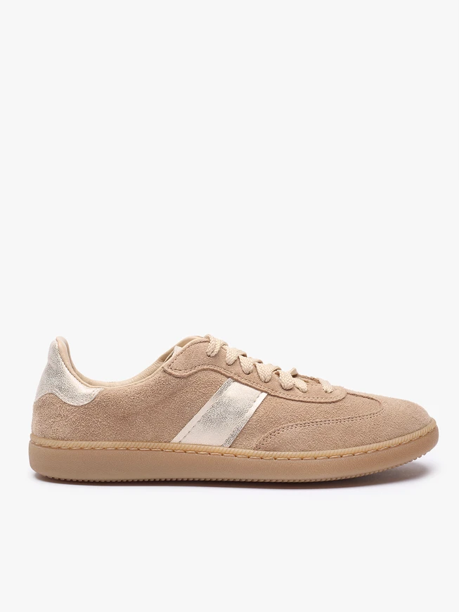 Sandfarbene Sportschuhe mit einem Platinstreifen