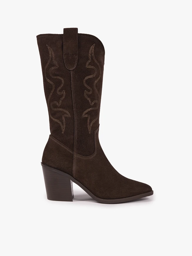 Braune genähte Cowboystiefel
