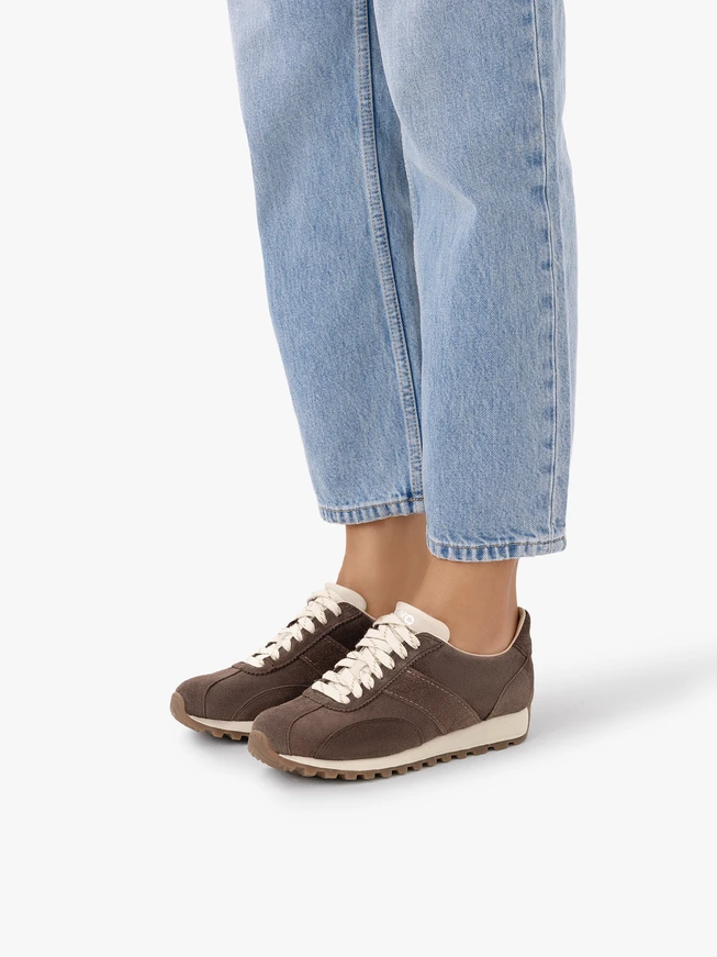 Braune und cremefarbene Sporthalbschuhe