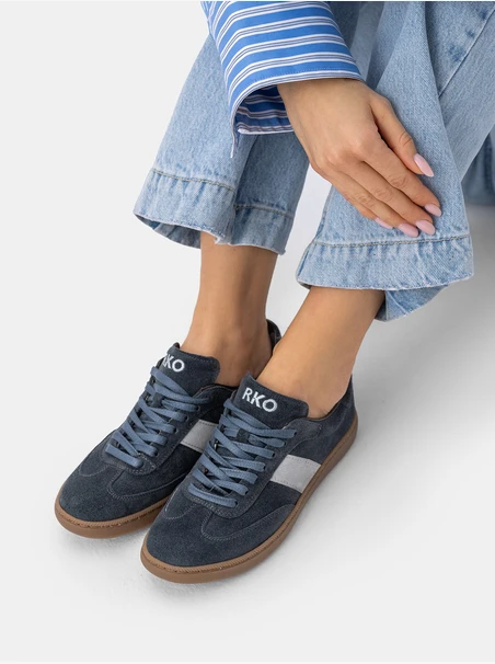 Granatowe buty sportowe z jasnoniebieskim paskiem
