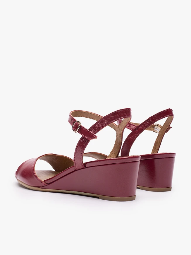 Kastanienbraune Plateausandalen