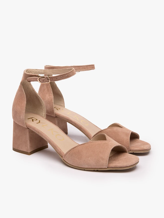 Dreckige rosa Stiletto-Sandalen