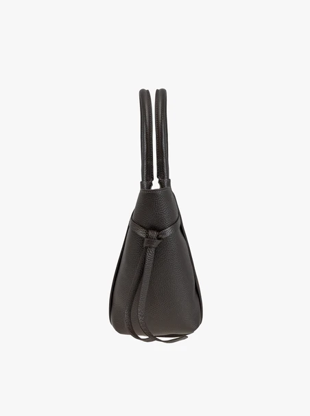 Braune Handtasche in einer einzigartigen Form