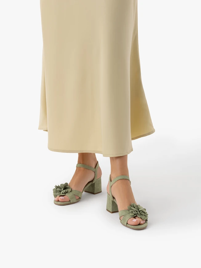 Hellgrüne Blumen-Sandalen mit Absatz