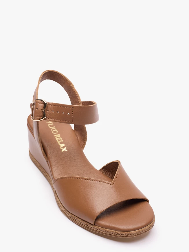 Braune Plateausandalen