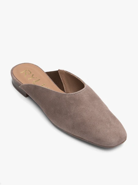Szare klapki mule