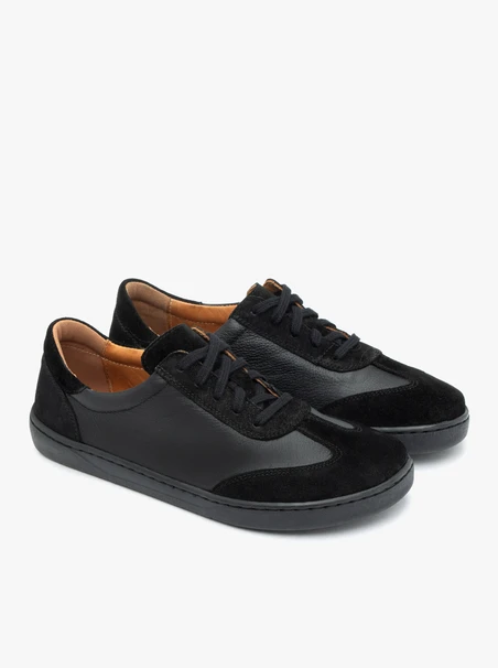 Schwarze Halbstiefel aus genarbtem Leder und Velours