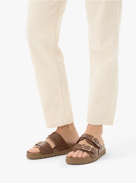 Braune Flip-Flops mit zwei Riemen