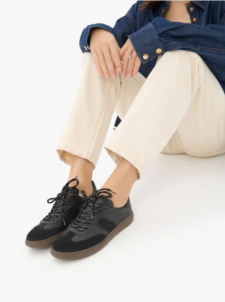 Schwarze sportliche Schnürhalbschuhe