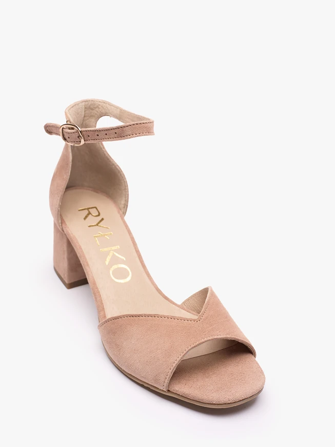 Dreckige rosa Stiletto-Sandalen