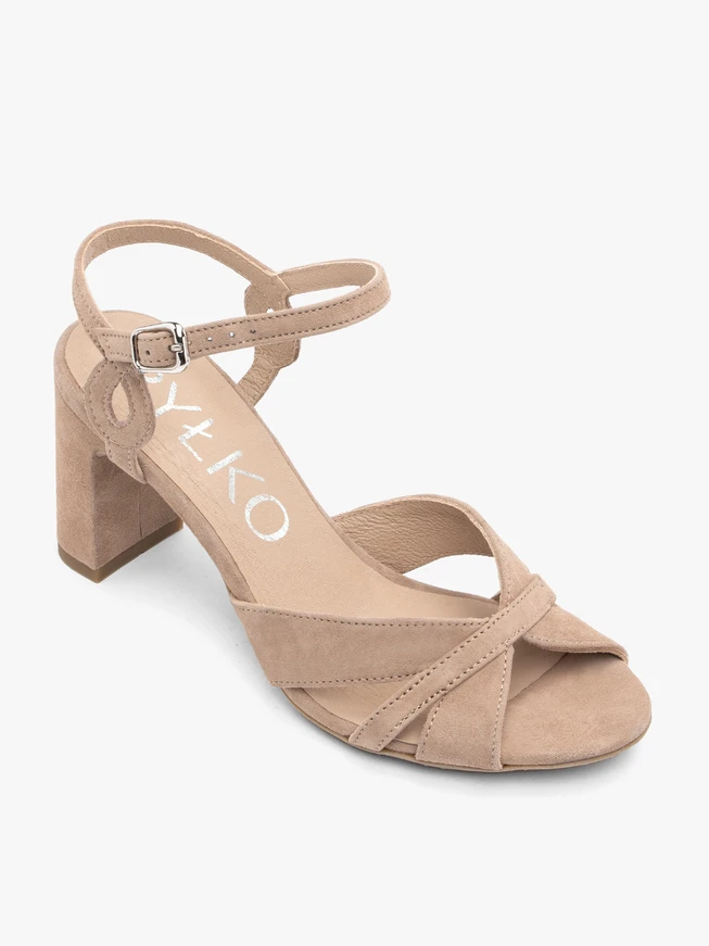 Beigefarbene hochhackige Sandalen
