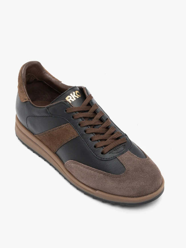 Schwarze und braune Sporthalbschuhe