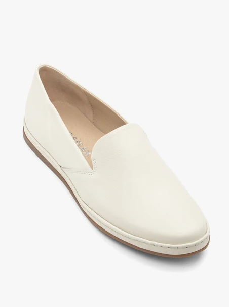 Mokassins aus genarbtem Leder in Creme und Weiß