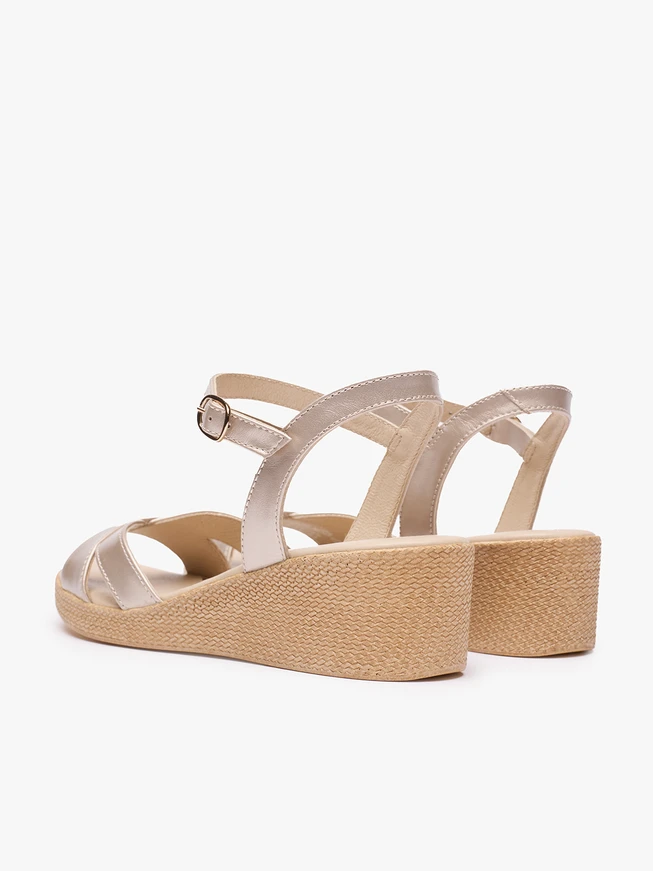 Plateausandalen aus Platin