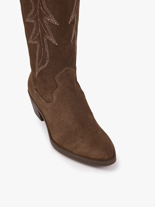 Braune genähte Cowboystiefel