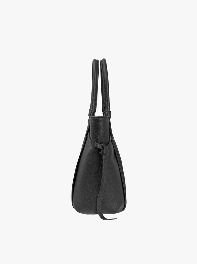 Schwarze Handtasche in einer einzigartigen Form
