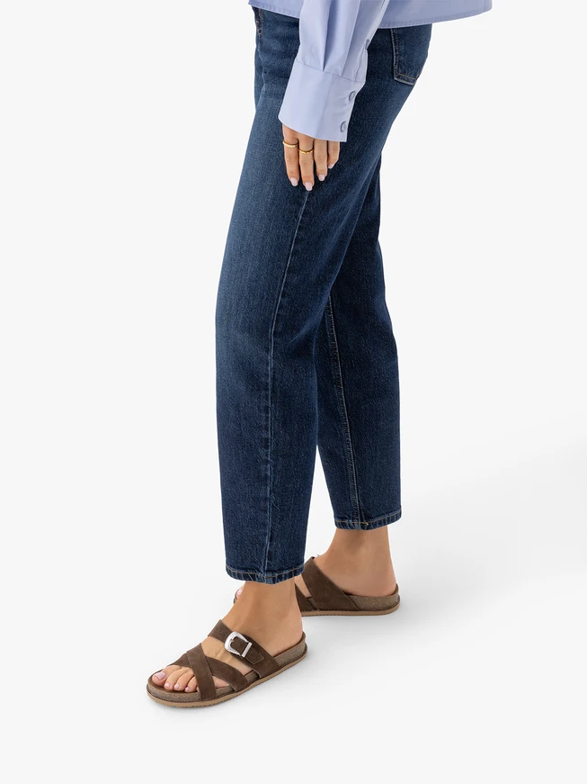 Dunkelbraune Flip-Flops mit dekorativen Schnallenverzierungen