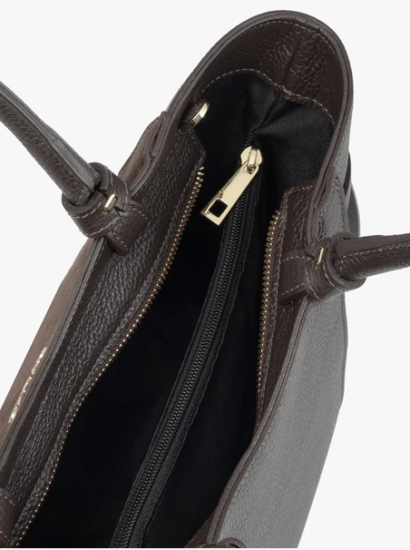 Braune Handtasche in einer einzigartigen Form