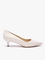 Cremefarbene Hochzeitspumps mit Kitten-Heels