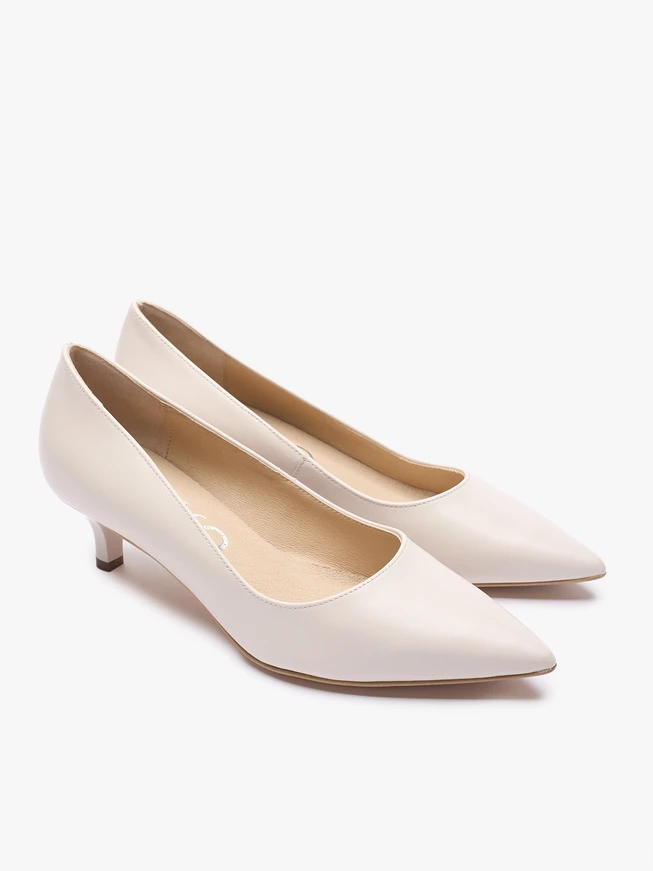 Cremefarbene Hochzeitspumps mit Kitten-Heels