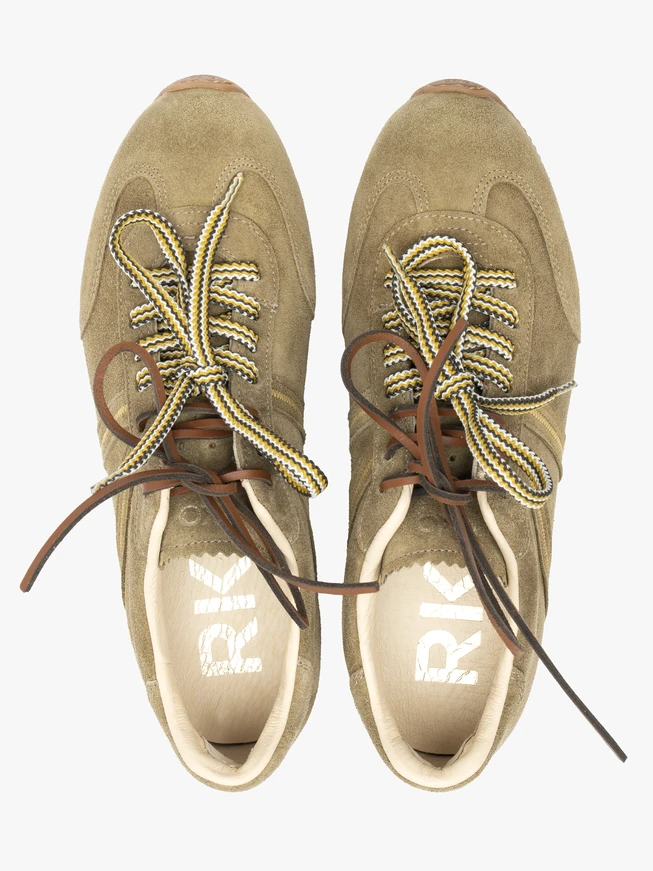 Olivefarbene Sportschuhe