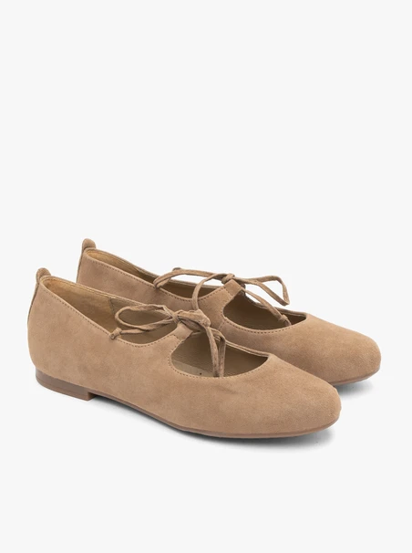 Hellbraune Schnür-Ballerinas