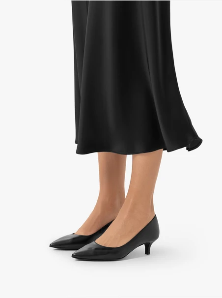 Niedrige Stiletto-Pumps aus schwarzem genarbtem Leder