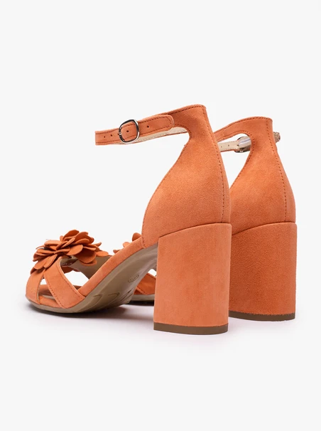 Orangefarbene Blumen-Sandalen mit Absatz