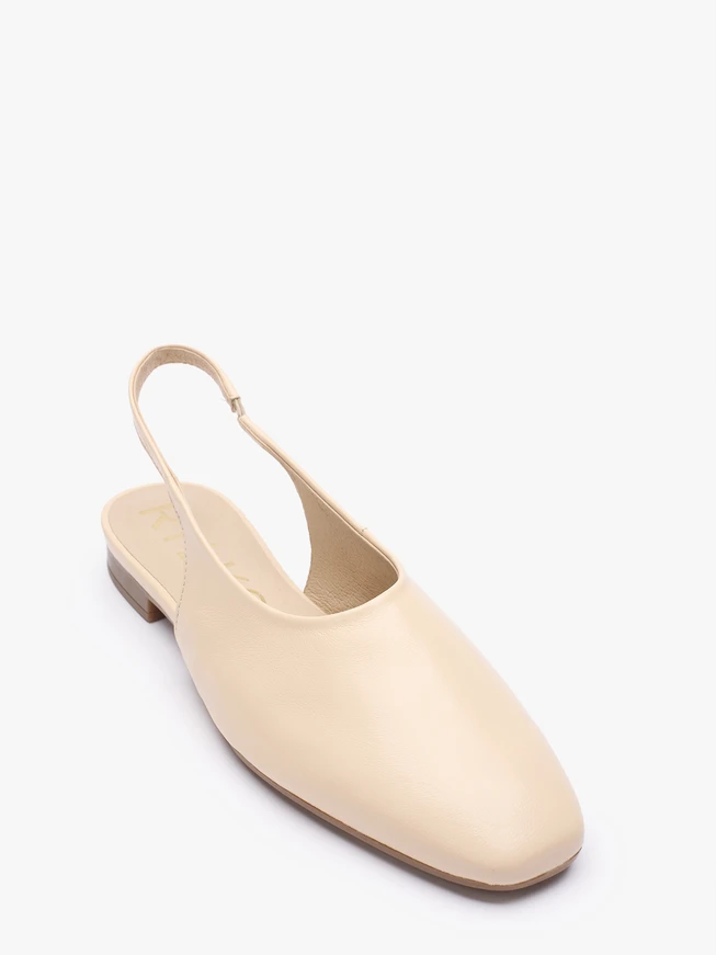 Cremefarbene Slingback-Pumps ohne Absatz
